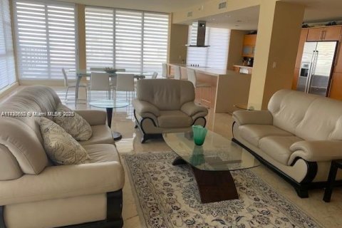 Снять в аренду кондоминиум в Майами-Бич, Флорида 3 спальни, 222.97м2, № 1471609 - фото 1