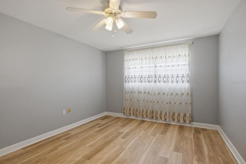 Condo in Saint Petersburg, Florida, 2 bedrooms  № 2112429 - photo 12