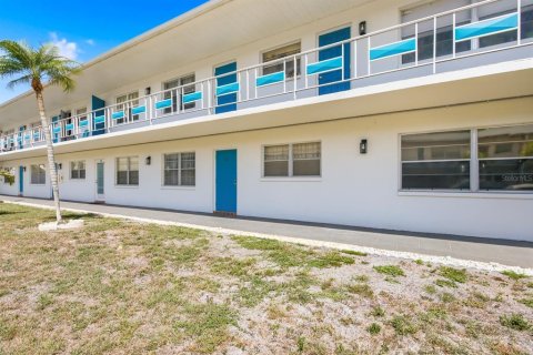 Condo in Saint Petersburg, Florida, 2 bedrooms  № 2112429 - photo 30