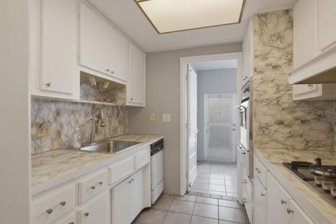 Condo in Saint Petersburg, Florida, 2 bedrooms  № 2112429 - photo 6