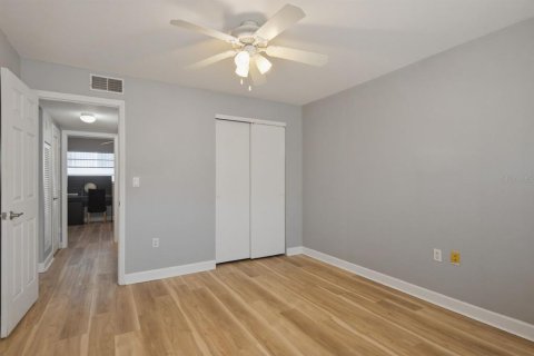 Condo in Saint Petersburg, Florida, 2 bedrooms  № 2112429 - photo 13