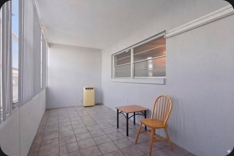 Condo in Saint Petersburg, Florida, 2 bedrooms  № 2112429 - photo 14