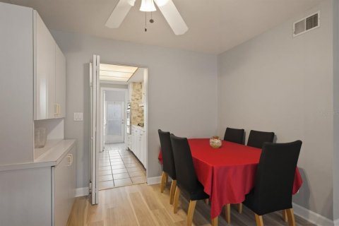 Condo in Saint Petersburg, Florida, 2 bedrooms  № 2112429 - photo 5