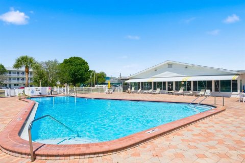 Condo in Saint Petersburg, Florida, 2 bedrooms  № 2112429 - photo 17