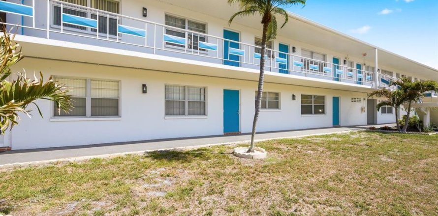 Condo in Saint Petersburg, Florida, 2 bedrooms  № 2112429
