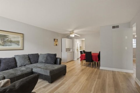 Condo in Saint Petersburg, Florida, 2 bedrooms  № 2112429 - photo 2