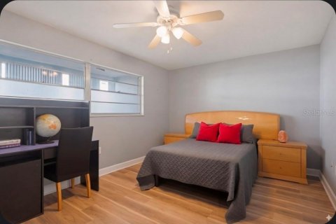Condo in Saint Petersburg, Florida, 2 bedrooms  № 2112429 - photo 9