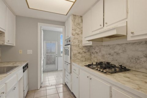Condo in Saint Petersburg, Florida, 2 bedrooms  № 2112429 - photo 7