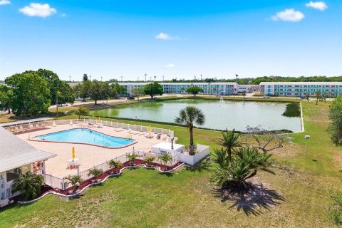 Condo in Saint Petersburg, Florida, 2 bedrooms  № 2112429 - photo 24