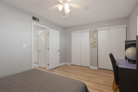 Condo in Saint Petersburg, Florida, 2 bedrooms  № 2112429 - photo 10