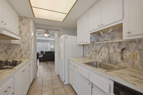 Condo in Saint Petersburg, Florida, 2 bedrooms  № 2112429 - photo 8