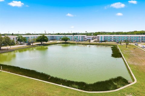 Condo in Saint Petersburg, Florida, 2 bedrooms  № 2112429 - photo 27