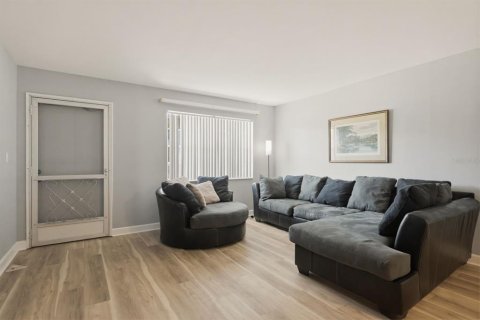 Condo in Saint Petersburg, Florida, 2 bedrooms  № 2112429 - photo 4