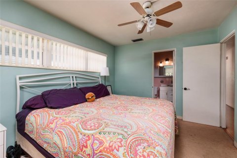 House in Saint Petersburg, Florida 3 bedrooms, 129.51 sq.m. № 1907692 - photo 12
