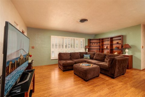 House in Saint Petersburg, Florida 3 bedrooms, 129.51 sq.m. № 1907692 - photo 3