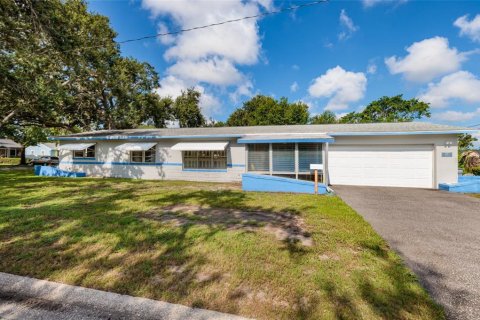 House in Saint Petersburg, Florida 3 bedrooms, 129.51 sq.m. № 1907692 - photo 1