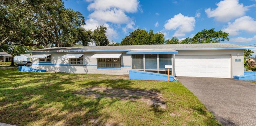 House in Saint Petersburg, Florida 3 bedrooms, 129.51 sq.m. № 1907692