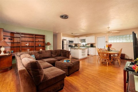 House in Saint Petersburg, Florida 3 bedrooms, 129.51 sq.m. № 1907692 - photo 4