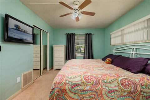 House in Saint Petersburg, Florida 3 bedrooms, 129.51 sq.m. № 1907692 - photo 15