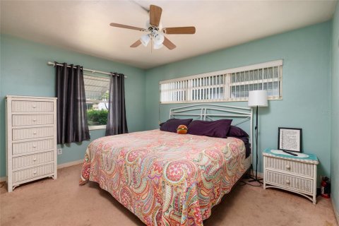 House in Saint Petersburg, Florida 3 bedrooms, 129.51 sq.m. № 1907692 - photo 11