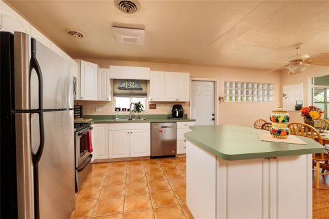 House in Saint Petersburg, Florida 3 bedrooms, 129.51 sq.m. № 1907692 - photo 8