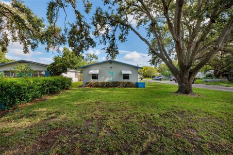House in Saint Petersburg, Florida 3 bedrooms, 129.51 sq.m. № 1907692 - photo 27