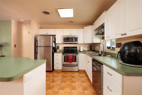 House in Saint Petersburg, Florida 3 bedrooms, 129.51 sq.m. № 1907692 - photo 7