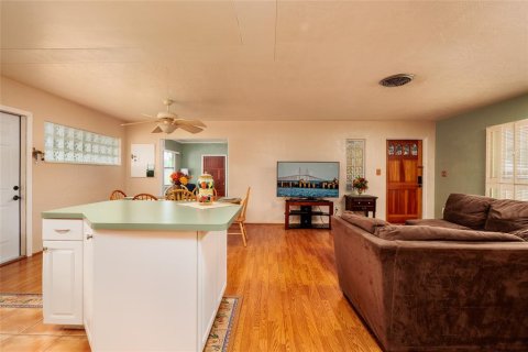 House in Saint Petersburg, Florida 3 bedrooms, 129.51 sq.m. № 1907692 - photo 6