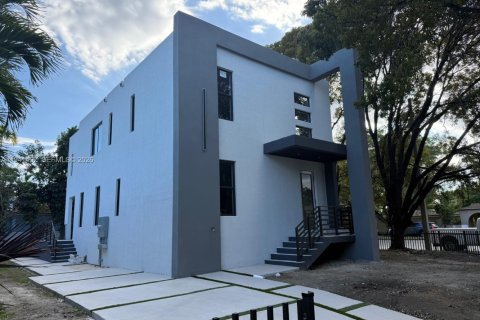 Villa ou maison à vendre à Miami, Floride: 4 chambres, 255.48 m2 № 1998869 - photo 3