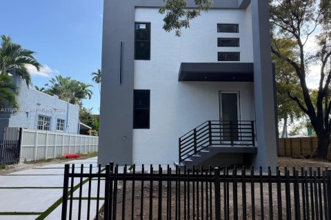 Villa ou maison à vendre à Miami, Floride: 4 chambres, 255.48 m2 № 1998869 - photo 17