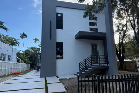 Villa ou maison à vendre à Miami, Floride: 4 chambres, 255.48 m2 № 1998869 - photo 2