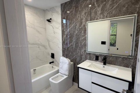 Villa ou maison à vendre à Miami, Floride: 4 chambres, 255.48 m2 № 1998869 - photo 13