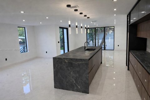 Villa ou maison à vendre à Miami, Floride: 4 chambres, 255.48 m2 № 1998869 - photo 4