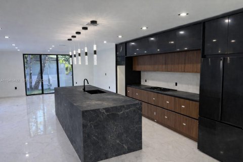 Villa ou maison à vendre à Miami, Floride: 4 chambres, 255.48 m2 № 1998869 - photo 5