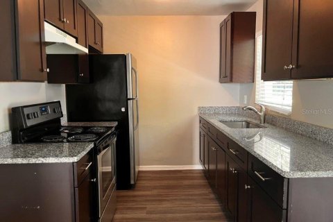 House in Orlando, Florida 3 bedrooms, 92.9 sq.m. № 2393461 - photo 2