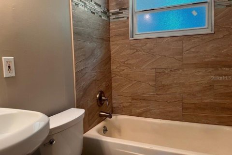 House in Orlando, Florida 3 bedrooms, 92.9 sq.m. № 2393461 - photo 12