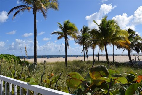 Condo in Fort Lauderdale, Florida, 1 bedroom  № 860820 - photo 1