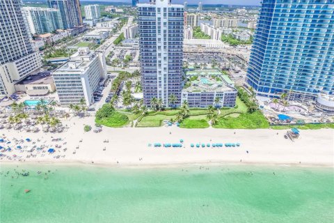 Снять в аренду кондоминиум в Санни-Айлс-Бич, Флорида 3 спальни, 196.95м2, № 1950282 - фото 1