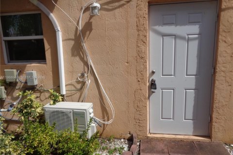 Villa ou maison à louer à Homestead, Floride: 1 chambre, 179.12 m2 № 2174454 - photo 5