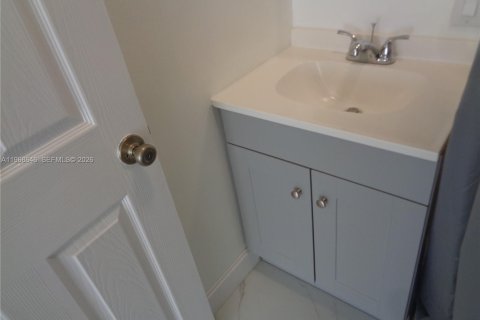 Villa ou maison à louer à Homestead, Floride: 1 chambre, 179.12 m2 № 2174454 - photo 14