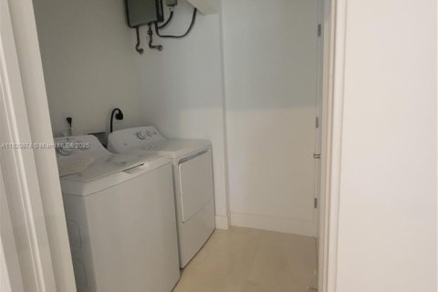 Townhouse in Dania Beach, Florida 3 bedrooms, 146.97 sq.m. № 2013746 - photo 4