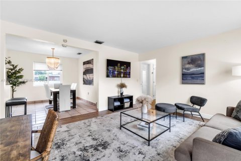 House in North Miami, Florida 3 bedrooms, 105.26 sq.m. № 2034076 - photo 5