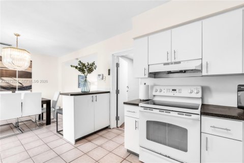 House in North Miami, Florida 3 bedrooms, 105.26 sq.m. № 2034076 - photo 8
