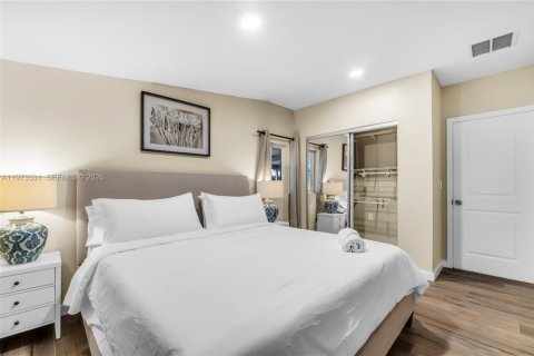 House in North Miami, Florida 3 bedrooms, 105.26 sq.m. № 2034076 - photo 9