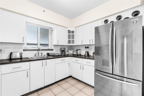 House in North Miami, Florida 3 bedrooms, 105.26 sq.m. № 2034076 - photo 7