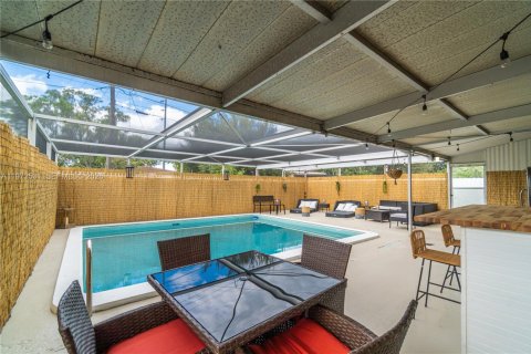 House in North Miami, Florida 3 bedrooms, 105.26 sq.m. № 2034076 - photo 3