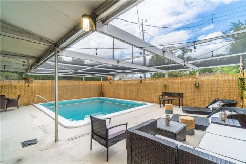 House in North Miami, Florida 3 bedrooms, 105.26 sq.m. № 2034076 - photo 1