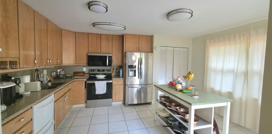 Townhouse in Miami, Florida 3 bedrooms, 175.59 sq.m. № 1960663