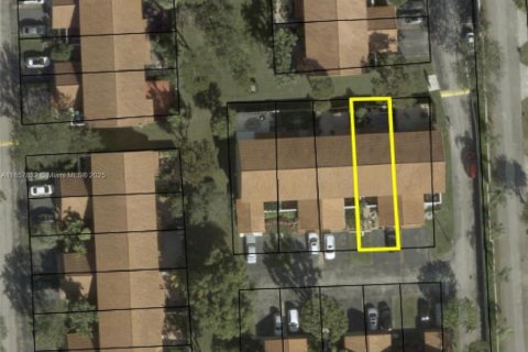 Townhouse in Miami, Florida 3 bedrooms, 175.59 sq.m. № 1960663 - photo 2