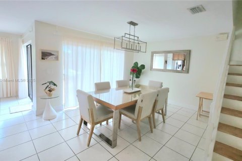 Townhouse in Miami, Florida 3 bedrooms, 175.59 sq.m. № 1960663 - photo 4